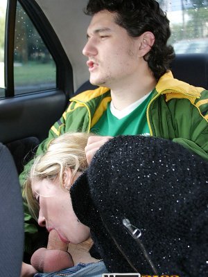 Развел на анал русскую блондинку в джинсах спустив сперму прямо вовнутрь ануса