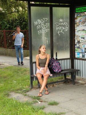 Возбудил русскую девушку на трах посреди настоящей природы сделав ей куни