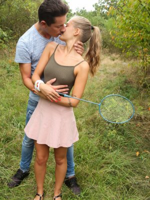 Возбудил русскую девушку на трах посреди настоящей природы сделав ей куни