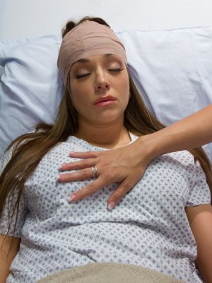 Медсестра лесбиянка соблазнилась возможностью сделать куни красивой девушке