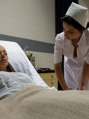 Медсестра лесбиянка соблазнилась возможностью сделать куни красивой девушке