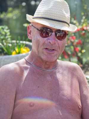 Старые извращенцы имеют молоденькую девушку с худой фигурой по кругу на улице