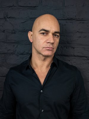 Грязная блондинка в чулках делает горловой отсос хуя, а после отдается в задницу