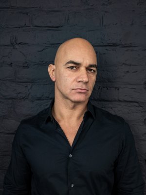 Грязная блондинка в чулках делает горловой отсос хуя, а после отдается в задницу