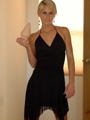 Худая блондинка сексуально касается анальной пробки влагалищем