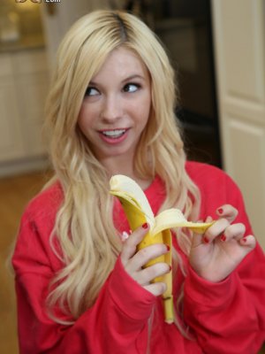 Жирные негритянки с огромными задницами издеваются над молоденькой белой лесби