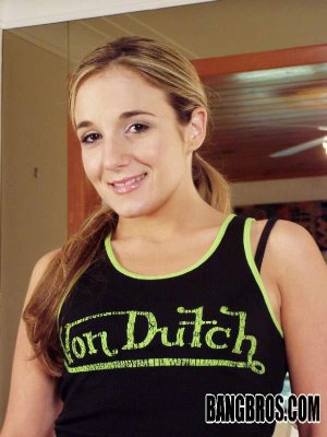 Молоденькая телка глубоко заглатывает толстый хуй худого мужчины на съемках