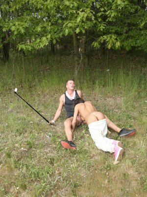 Спортивная девушка с пухлыми сиськами трахается в задницу на природе с лучшим другом