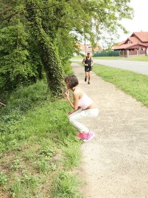 Спортивная девушка с пухлыми сиськами трахается в задницу на природе с лучшим другом