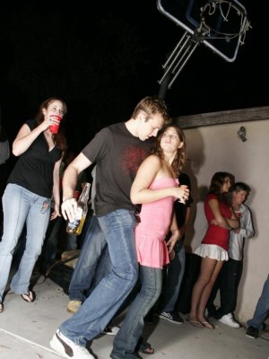 Худая блондинка долбится в бритую письку с совершенно незнакомым парнем на студенческой тусе