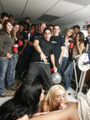 Худая блондинка долбится в бритую письку с совершенно незнакомым парнем на студенческой тусе