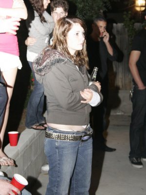 Худая блондинка долбится в бритую письку с совершенно незнакомым парнем на студенческой тусе