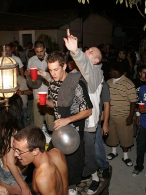 Худая блондинка долбится в бритую письку с совершенно незнакомым парнем на студенческой тусе