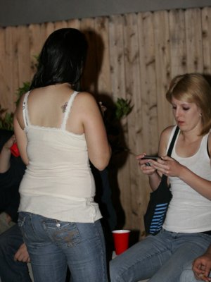 Худая блондинка долбится в бритую письку с совершенно незнакомым парнем на студенческой тусе