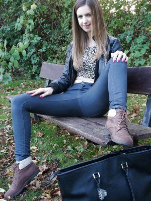 Парень вставил палец в анал молодой девушки в джинсах посреди леса