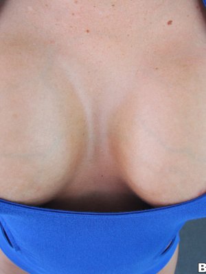 Засадил член в киску гламурной мамаши с большой задницей начав с минета от первого лица