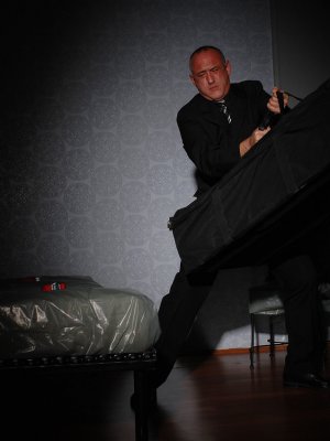 Старый мужик отшлепал молодую девушку студентку с кляпом во рту