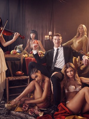 Богат ебет целый гарем молодых девушек модельной внешности кончая себе на живот