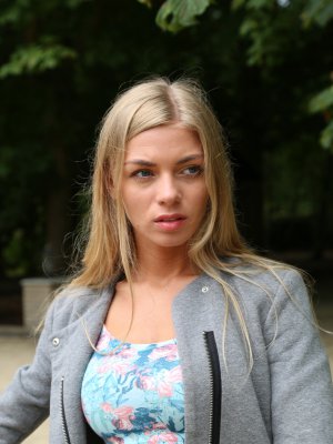 Велопрогулка для худой блондинки сменилась трахом в киску с минетом на фотокамеру