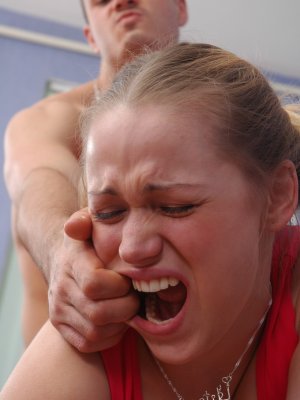 Мужик грубо ебет русскую блондинку в глотку