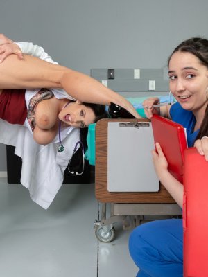 Пациент трахнул сисястую врачиху в присутствии двух практиканток