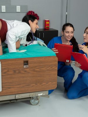 Пациент трахнул сисястую врачиху в присутствии двух практиканток