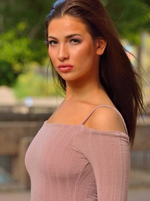 Стройная брюнетка светит голой киской и задницей с пробкой на публике