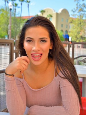 Стройная брюнетка светит голой киской и задницей с пробкой на публике