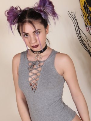 Девушка с фиолетовыми волосами готова исполнить фантазию о футфетише