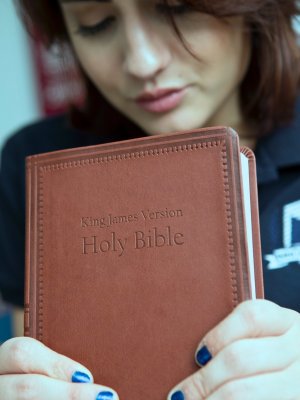 Студентка сосет большой член учителя и трахается с ним на экзамене