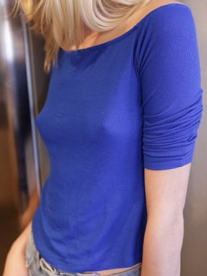 Блондинка с маленькой грудью в кружевных трусиках тайно трахается со взрослым любовником