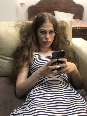 Девушка с татуировками снимает домашнее двойное проникновение