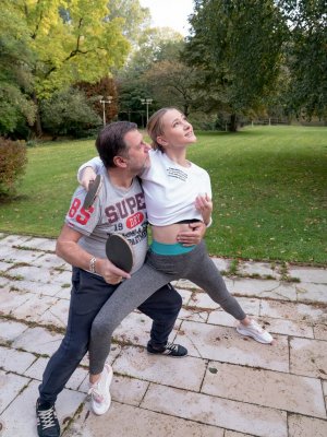 Молоденькая спортсменка потрахалась в узкую письку со зрелым инструктором