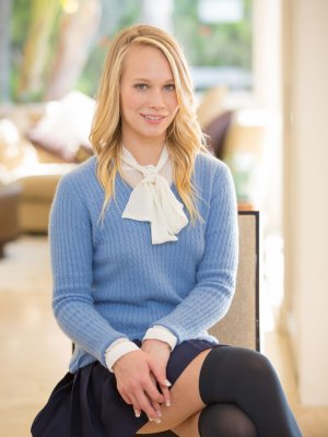 Негр с огромным членом ебет молоденьких порнозвезд раком