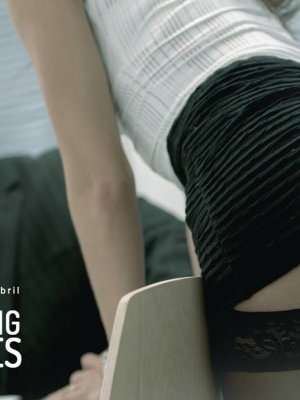 Босс вылизал киску красивой секретарши в очках сдвинув ее белые трусики