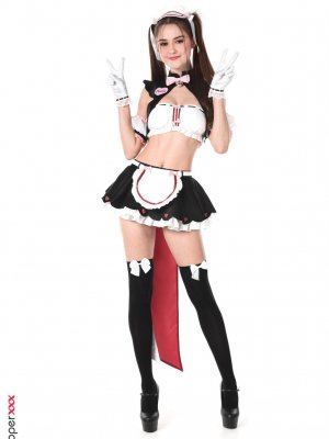 Красавица с косами мастурбирует секс игрушкой в униформе снимая супер эротику