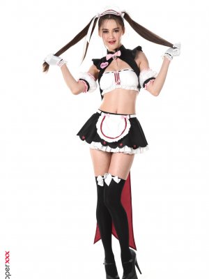 Красавица с косами мастурбирует секс игрушкой в униформе снимая супер эротику