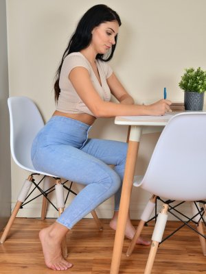 Замужняя брюнетка сняла джинсы для мастурбации письки