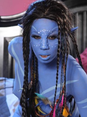 Трахает сексуальную инопланетянку из Аватара в бритую киску на кровати