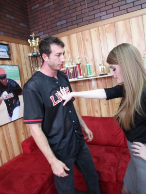 Офисная стерва с веснушками потрахалась со спортсменом начав с минета