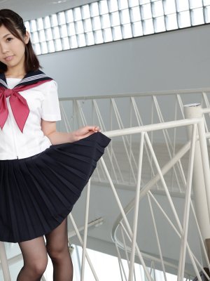 Худая японка подняла юбочку для вагинального секса без защиты верхом на парне