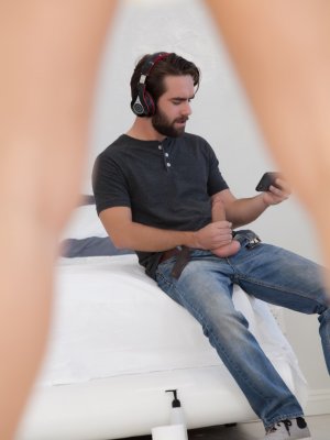 Красивая блондинка предложила секс вместо дрочки члена за кунилингус