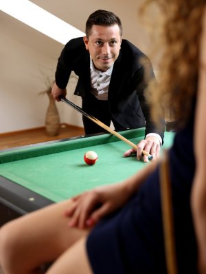 Ебет в киску молоденькую сексуальную девушку из эскорта на бильярдном столе