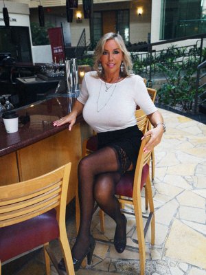 Сисястая зрелая жена отсасывает хуй мужа проглатывая кончу от первого лица