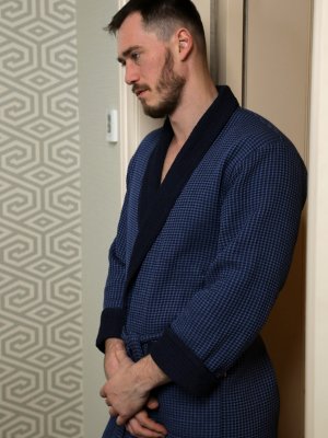 Парень долбит в пизду красивую девушку раком держа сучку за волосы