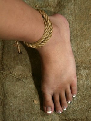 Азиатскую секс рабыню трахают в рот и влагалище с обеих сторон в БДСМ подвале