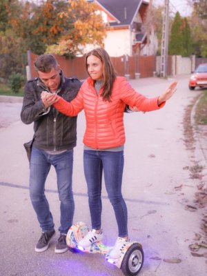 Молодая девушка в джинсах возбудила мужчину старше потрахаться на диване в киску