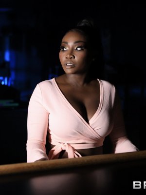 Сексуальная негритянка отсасывает хуй белого через дыру в стене за деньги