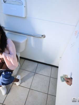 Сексуальная негритянка отсасывает хуй белого через дыру в стене за деньги