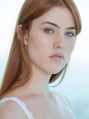 Негр дрет рыжую девушку в белых чулочках напротив окна